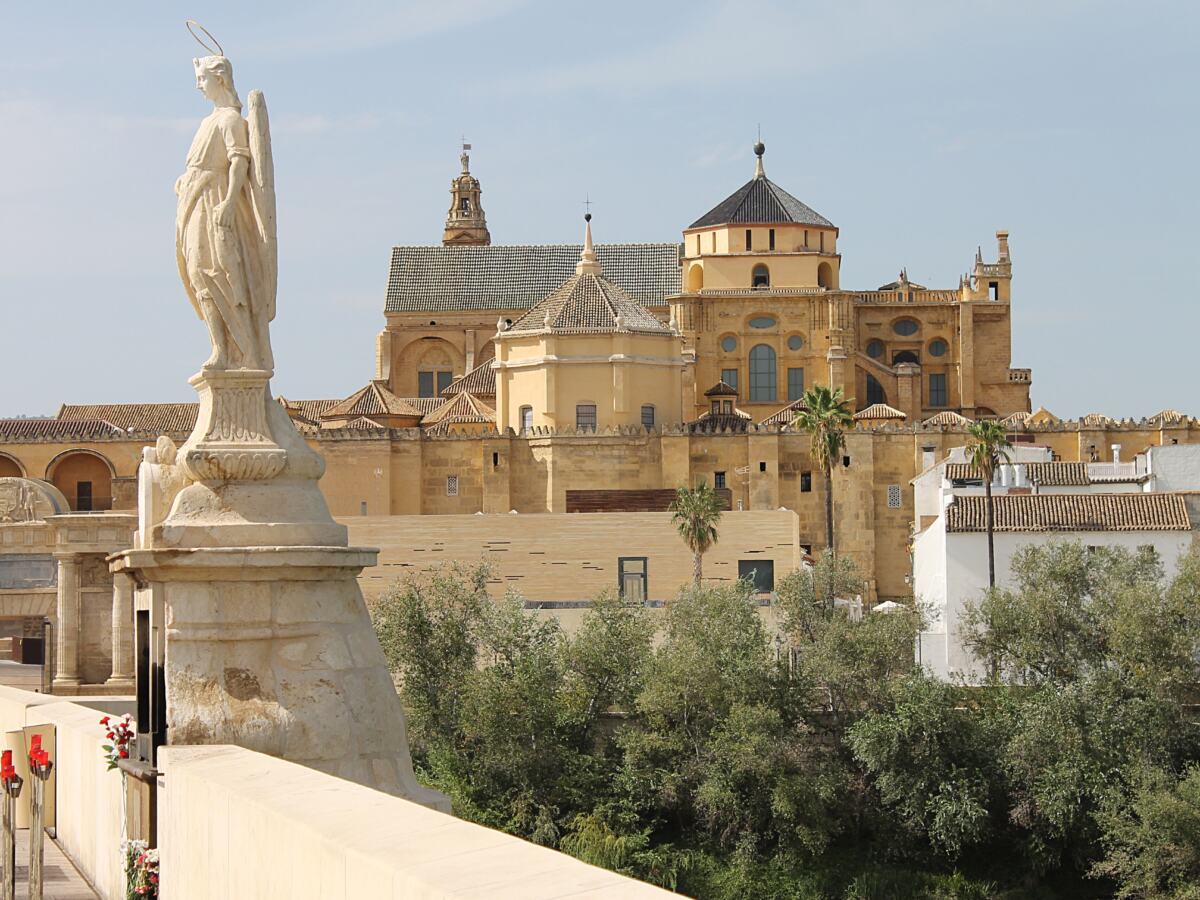 La Mezquita-Catedral de Córdoba vista desde el Puente Romano