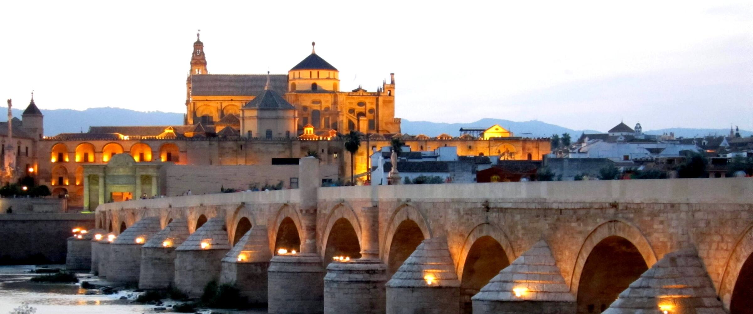 El Puente Romano y la Mezquita-Catedral de Córdoba al atardecer